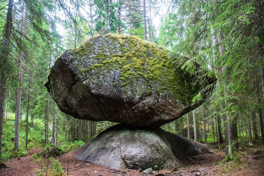 自然奇觀 芬蘭一「奇石」屹立萬年不倒