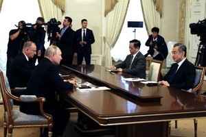 普京會晤王毅 接受習近平邀請10月訪華