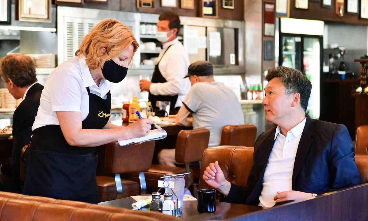 2021年6月15日，加州洛杉磯一家餐館的女服務員，幫顧客點餐。（Frederic J. Brown/AFP via Getty Images）