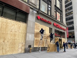 美國大選日紐約街頭實拍：商家櫥窗釘木板