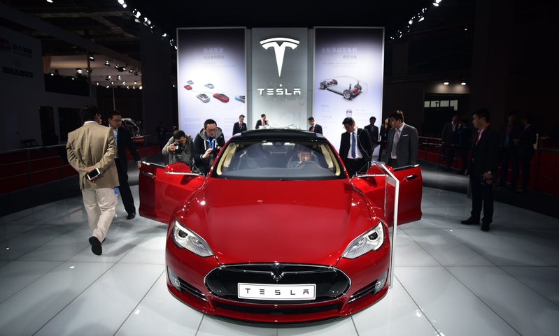 Tesla公司在2021年交付93.6萬輛汽車，年度汽車交付量飆升87%，這是多年來最快的增長速度。圖為TeslaModel S豪華電動汽車。 (Johannes Eisele/AFP/Getty Images)