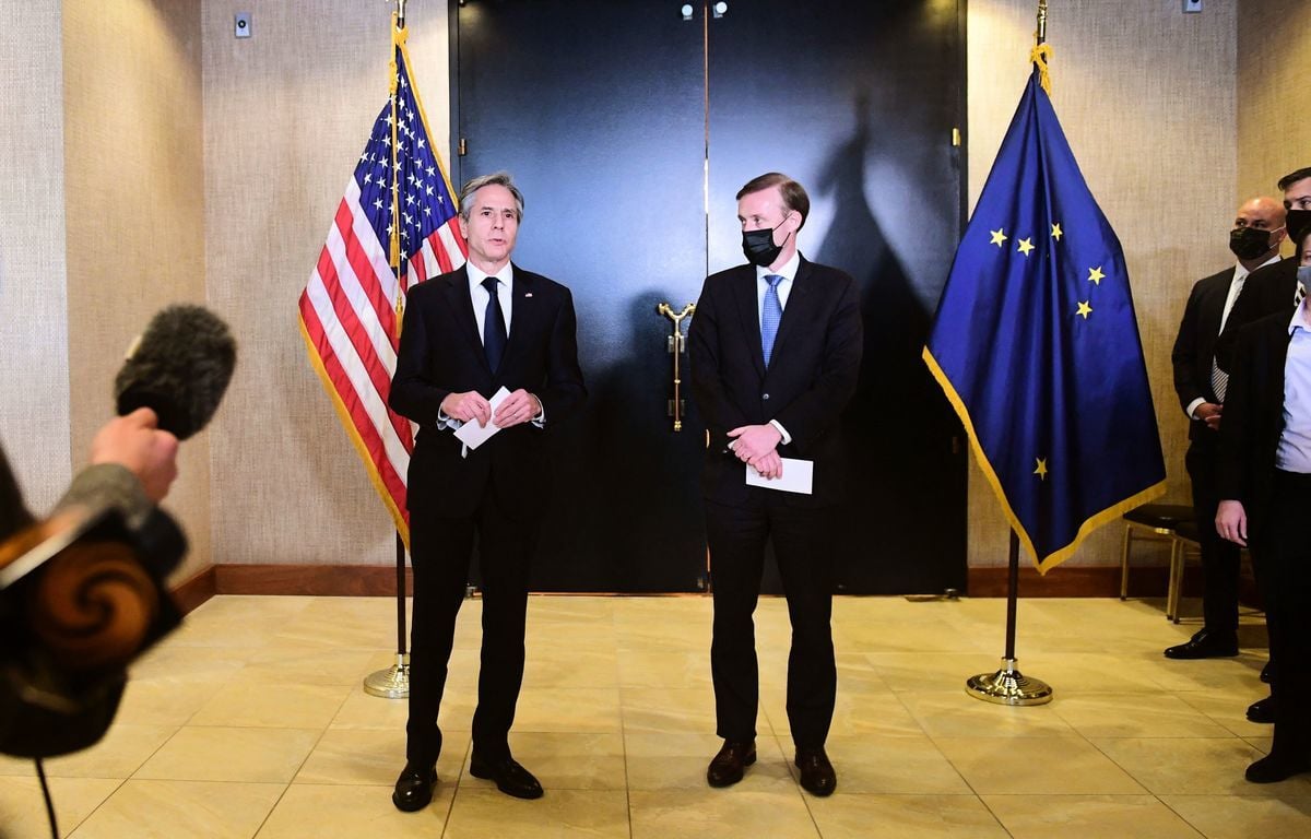 美國國務卿安東尼‧布林肯（左）和國家安全顧問傑克‧沙利文（右）2021年3月19日在阿拉斯加安克雷奇舉行為期兩天的會議後，向媒體發表講話。（FREDERIC J. BROWN/POOL/AFP via Getty Images）