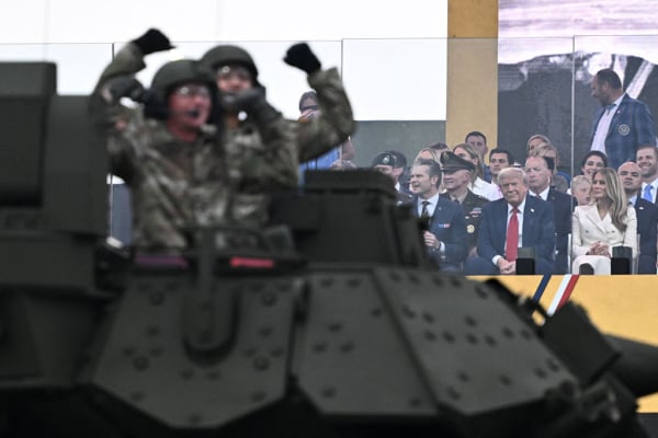 2025年6月14日,美國總統特朗普在觀禮台看著陸軍士兵從憲法大道上走過。今天是美國陸軍慶祝成立250周年,同時也是特朗普總統79歲的生日。(MANDEL NGAN/AFP via Getty Images)