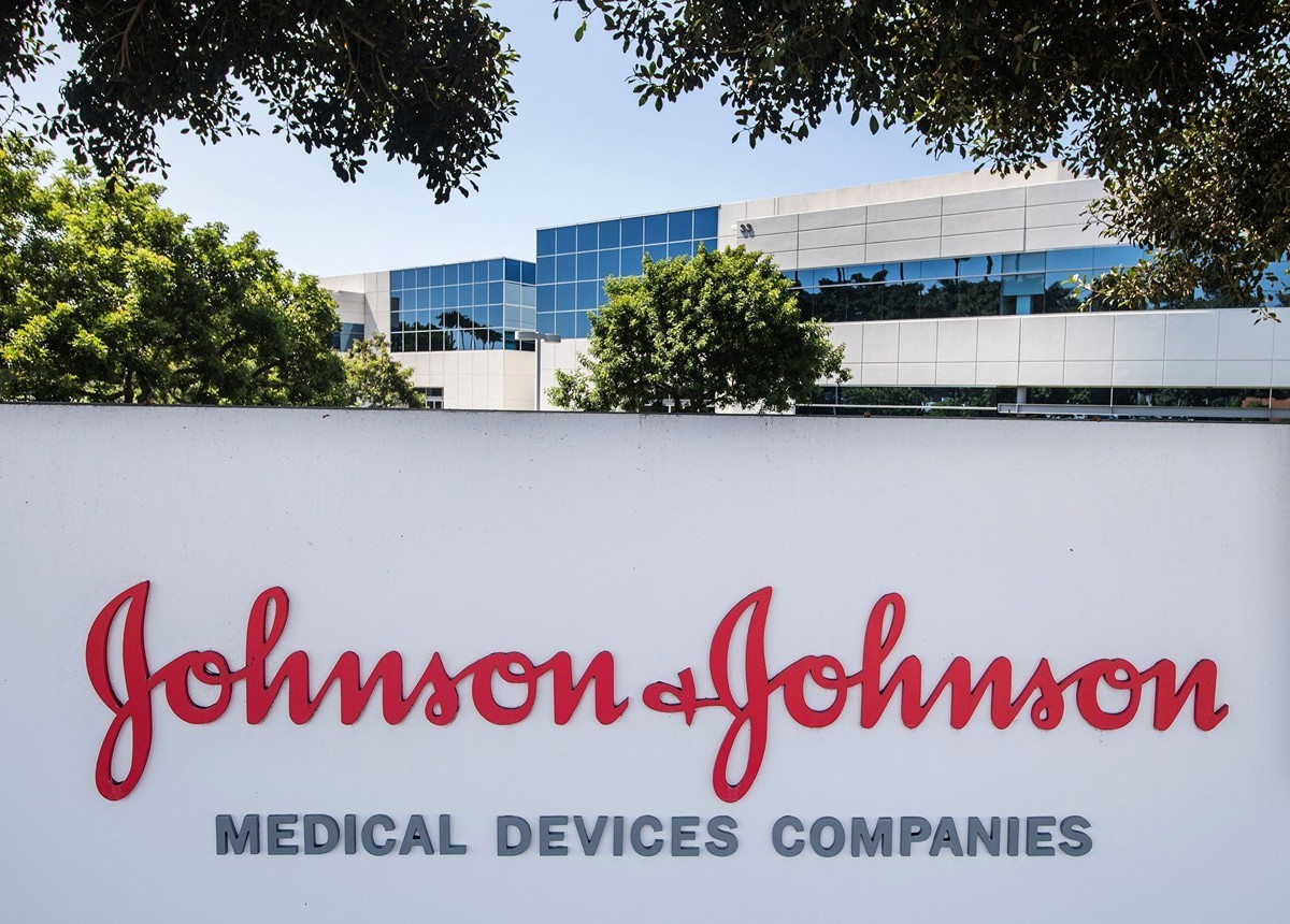 強生公司（Johnson & Johnson）2021年11月12日表示，將拆分為兩家公司。（MARK RALSTON/AFP/Getty Images）