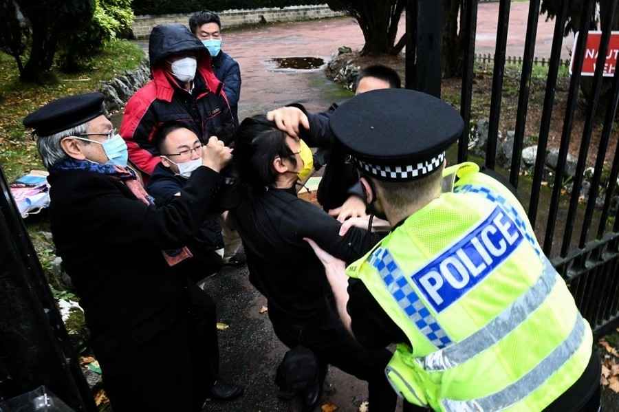 中共駐曼城領事館職員毆打港人 英方傳召中共外交官 學者倡驅逐出境