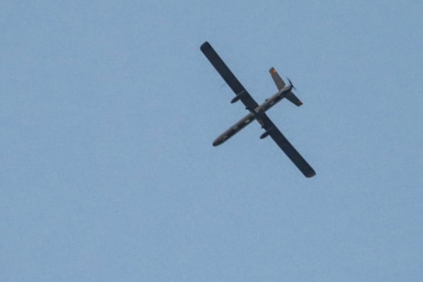 2025年3月18日,一架以色列空軍無人無人機飛越加沙城上空。(BASHAR TALEB/AFP via Getty Images)