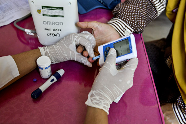 莊武龍提醒，人體血糖值是24小時在變化。圖為血糖檢測。（Chaideer Mahyuddin / AFP）