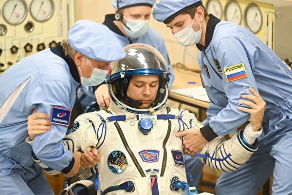 2022年9月21日,哈薩克斯坦拜科努爾(Baikonur),俄羅斯太空人德米特里‧佩特林(Dmitri Petelin)將搭乘「聯盟」(Soyuz)MS-22宇宙飛船前往國際太空站,出發前他正在測試宇航服。(Natalia Kolesnikova/AFP)