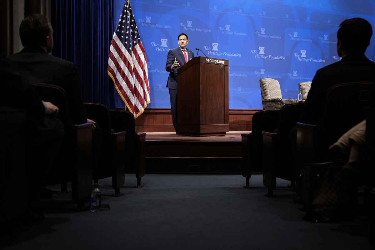 2022年3月29日，佛羅里達州共和黨參議員魯比奧（Marco Rubio）在華盛頓特區的傳統基金會（Heritage Foundation）演講。魯比奧討論了烏克蘭衝突以及中共給美國帶來的威脅。（Drew Angerer/Getty Images）