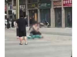 四川一男子當街持刀刺傷一女子