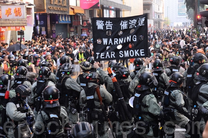 2019年10月27日，香港民眾從梳士巴利花園遊行，追究警方使用暴力。圖在彌敦道。（宋碧龍／大紀元）