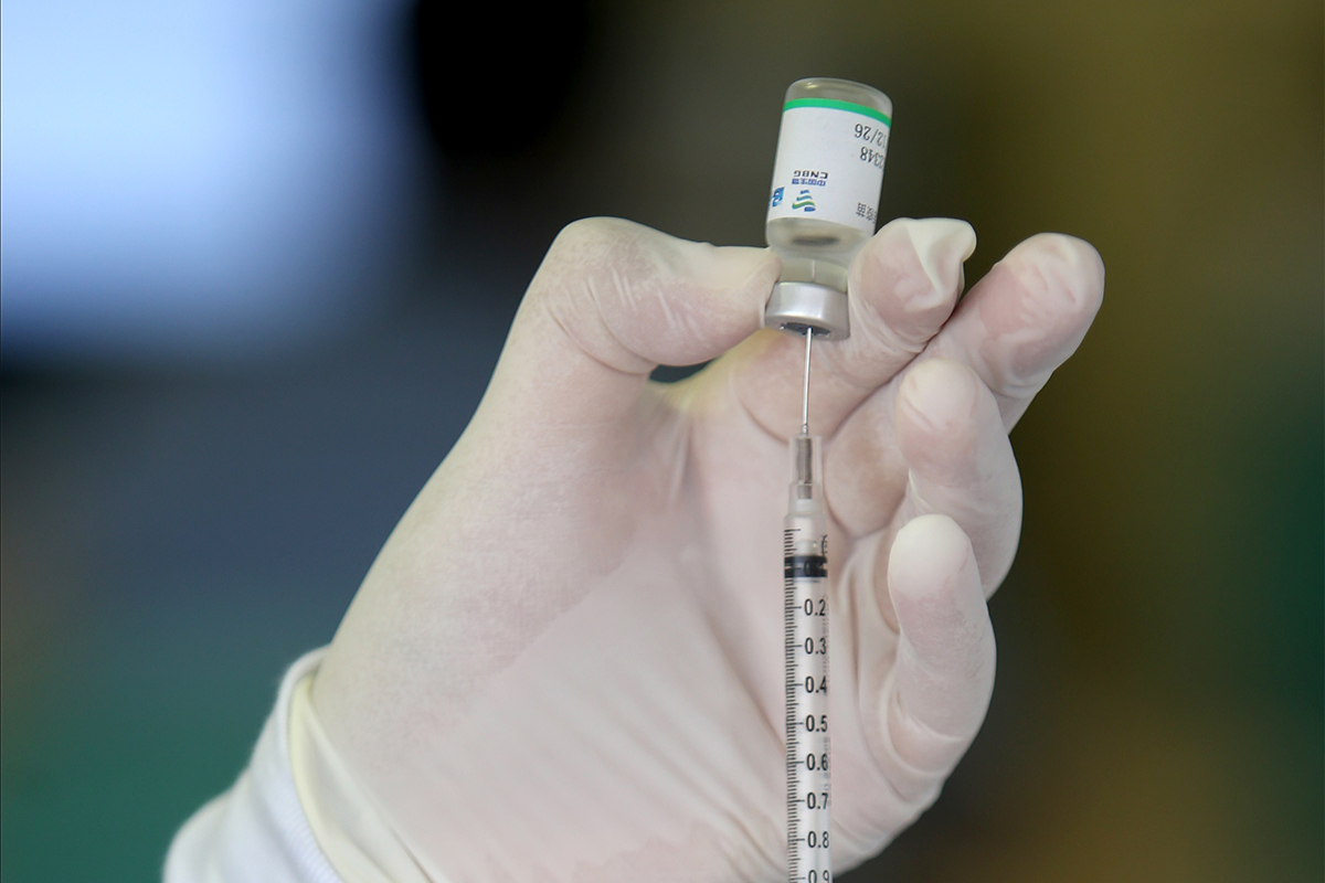 中共產的國藥疫苗、科興疫苗成效不佳，受到國際質疑，鍾南山則為其站台。(Raul Sifuentes/Getty Images)