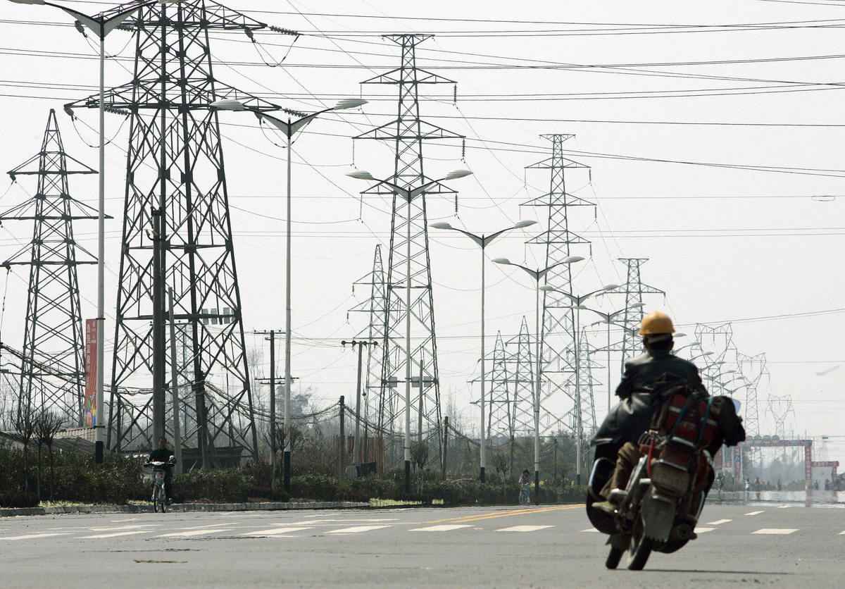 在四川成都，沿路而立的電網。（Liu Jin/AFP via Getty Images）