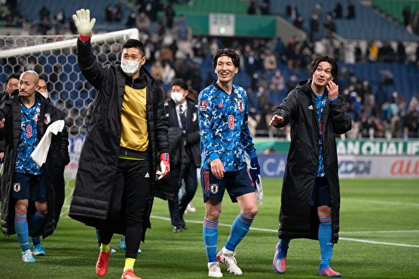  1月27日，日本隊2:0戰勝中國隊賽後，日本球員向前來觀戰的日本球迷致謝。（Philip Fong/AFP via Getty Images）
