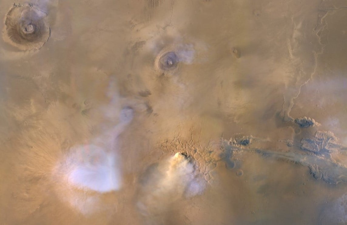 火星軌道偵查衛星拍攝到的火星風暴和蒸氣雲等大氣活動。（NASA/JPL-Caltech/MSSS）