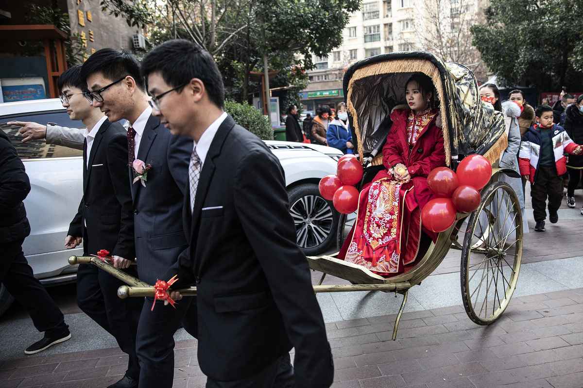 資料圖：2022年1月1日，在中國湖北省武漢市舉行的一場中式婚禮上，新娘坐在一乘轎子。（Getty Images）