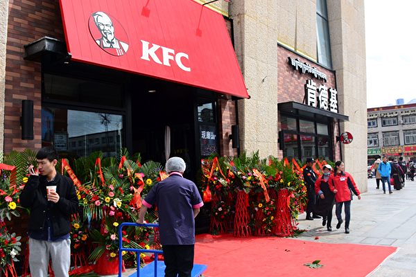 2015年3月8日，百勝在中國西藏自治區拉薩開設的第一家肯德基快餐店。 （STR/AFP via Getty Images）