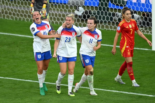 2025年7月27日,女足歐國盃(UEFA Women’s Euro)決賽上,世界排名第五的英格蘭女足通過十二碼大戰,以3:1擊敗世界排名第二的西班牙隊,從而以總比分4:2戰勝對手,成功衛冕「歐國盃」冠軍。圖為魯索( 23號 )頭槌破門,為英格蘭扳平比分瞬間。(Matthias Hangst/Getty Images)