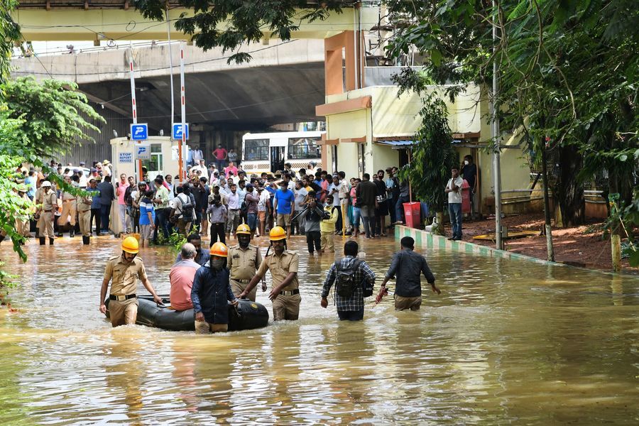 印度班加羅爾暴雨成災 街道民宅被淹