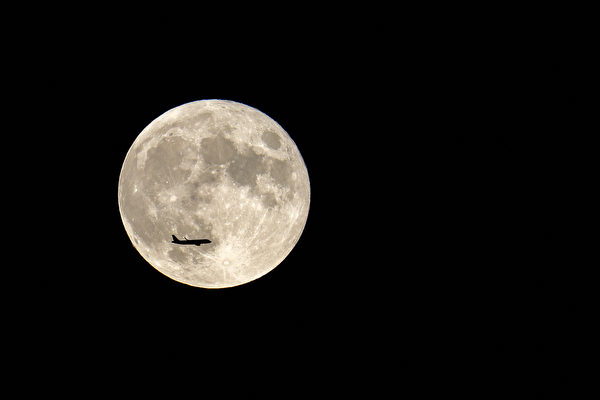 2023年9月29日，法國圖盧茲（Toulouse），當地觀測到的「超級月亮」現象，一架飛機在天空飛行。（Charly Triballeau/AFP）