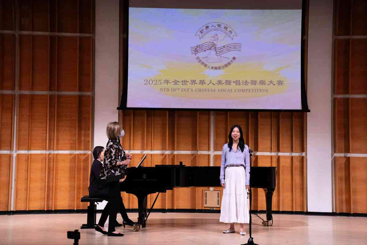 8月31日,新唐人聲樂大賽為選手開辦大師班,國際著名女中音歌唱家弗雷德莉卡‧馮‧斯塔德(Frederica von Stade)為七位參賽選手進行一對一的指導。圖為來自加拿大的選手Adriana Da在接受指導。(戴兵/大紀元)