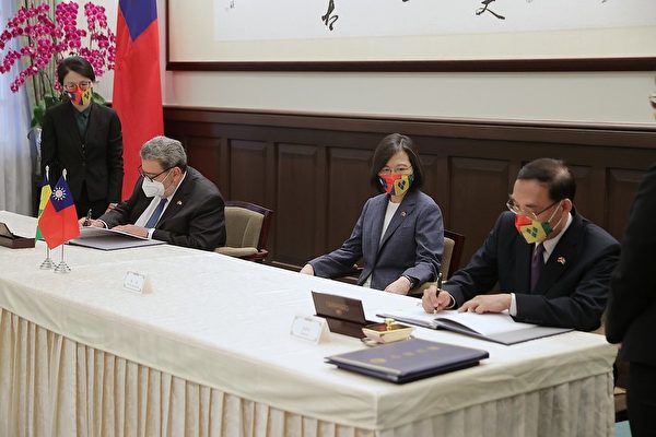台灣總統蔡英文(右2)2022年8月8日見證龔薩福總理(兼任聖文森國司法部長,右3)與台灣法務部長蔡清祥簽署《刑事司法互助條約》與《移交受刑人條約》以及與教育部長潘文忠簽署《高等教育合作意向書》。(台灣總統府提供)