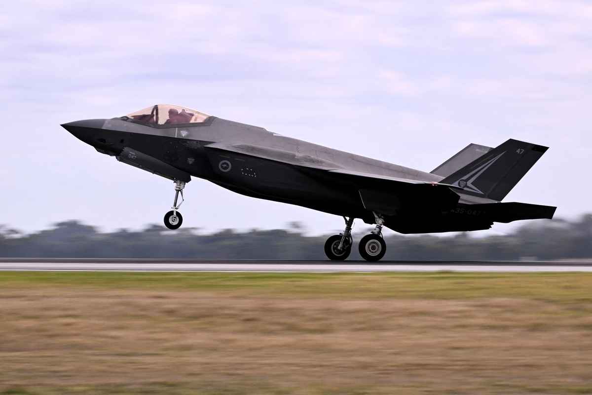2025年3月26日,在墨爾本阿瓦隆機場舉行的澳洲國際航空展上,一架澳洲皇家空軍(RAAF)的F-35A閃電II戰機正在緩緩降落。(William West/AFP via Getty Images)