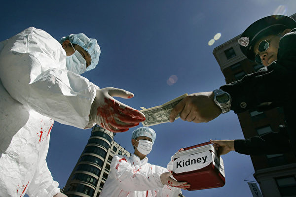 圖為2006年4月19日，法輪功學員在美國首都華盛頓DC演示中共活摘器官罪行。（JIM WATSON/AFP/Getty Images）