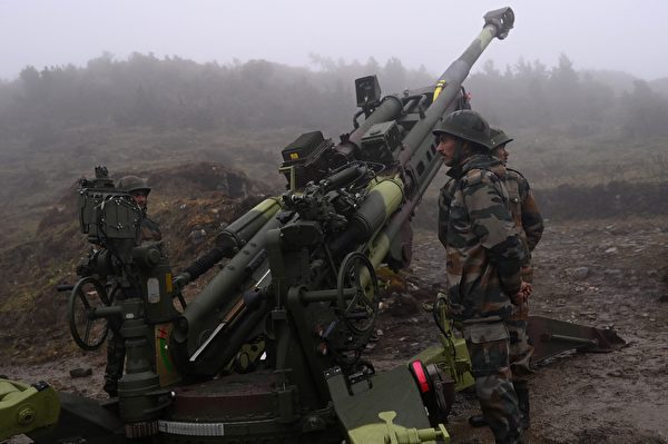 2021年10月20日，印度阿魯納恰爾邦（Arunachal Pradesh），中印邊境再度爆發衝突，印度軍方在達旺鎮（Tawang）附近的彭加騰措（Penga Teng Tso）部署M777榴彈炮。（MONEY SHARMA/AFP via Getty Images）