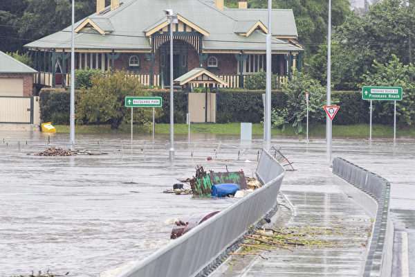 2021年3月21日，澳洲悉尼，霍克伯里河（Hawkesbury River）水位高漲，新溫莎橋（New Windsor Bridge）部份橋面已遭水淹沒。（Jenny Evans/Getty Images）
