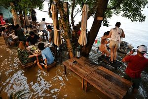 泰國洪水肆虐 水岸餐廳因禍得福爆紅（多圖）