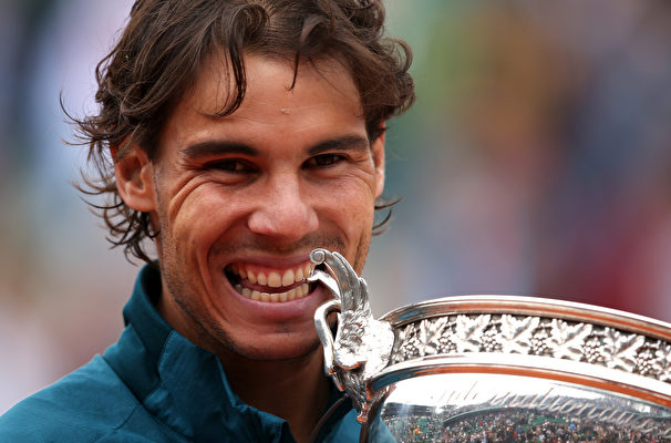 2013年6月9日，在法國巴黎舉行的法網公開賽（French Open）第15天，西班牙的拉斐爾‧納達爾（Rafael Nadal）咬住Coupe des Mousquetaires獎盃。——他在男子單打決賽對陣本國的大衛‧費雷爾 （David Ferrer），並獲勝。（Clive Brunskill/Getty Images）
