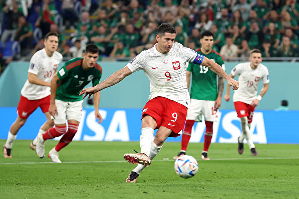 波蘭隊當家球星、金球獎得主利雲度夫斯基（中）主罰12碼，被墨西哥門將奧祖亞撲出。（Alex Grimm/Getty Images）