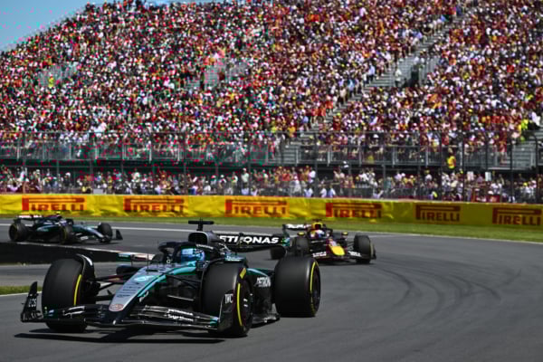 2025年6月15日,F1大獎賽加拿大站正賽,杆位發車的平治英國車手佐治羅素(George Russell)一路領跑,率先衝線,奪得本賽季第一個冠軍。圖為佐治羅素駕駛平治賽車領跑瞬間。(Rudy Carezzevoli/Getty Images)