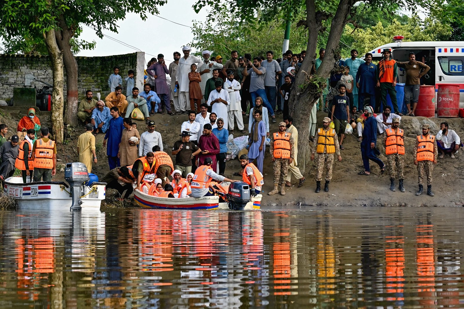 2025年9月3日,大雨導致薩特累季河(Sutlej River)水位上升,救援人員用船隻疏散旁遮普省卡蘇爾區(Kasur district)受洪水影響的災民。(Farooq Naeem/AFP via Getty Images)