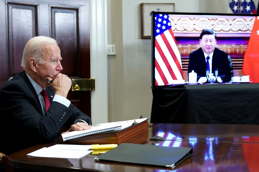 美東時間周一（2021年11月15日）晚，美國總統拜登和中國國家主席習近平首次舉行視像會議，雙方旨在穩定兩國關係。（MANDEL NGAN / AFP）
