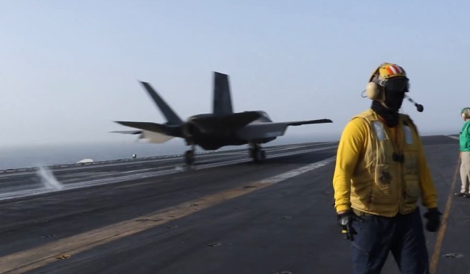 F-35戰機從林肯號航母升空襲伊朗（有片）