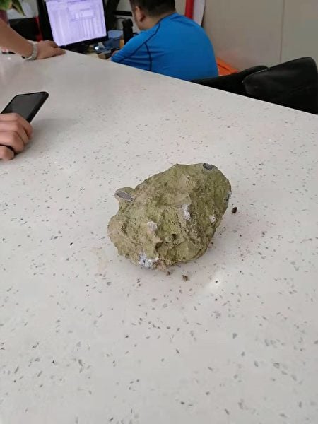 黑保安砸肖成林的石頭重0.7公斤。（受訪者提供）