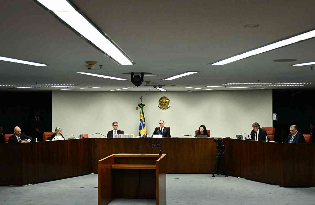 2025年9月11日,於巴西利亞的巴西聯邦最高法院(STF),就前總統(2019—2022年)博爾索納羅(Jair Bolsonaro)被控策劃政變一案進行定罪或無罪的表決,圖為會議全景。(EVARISTO SA/AFP)