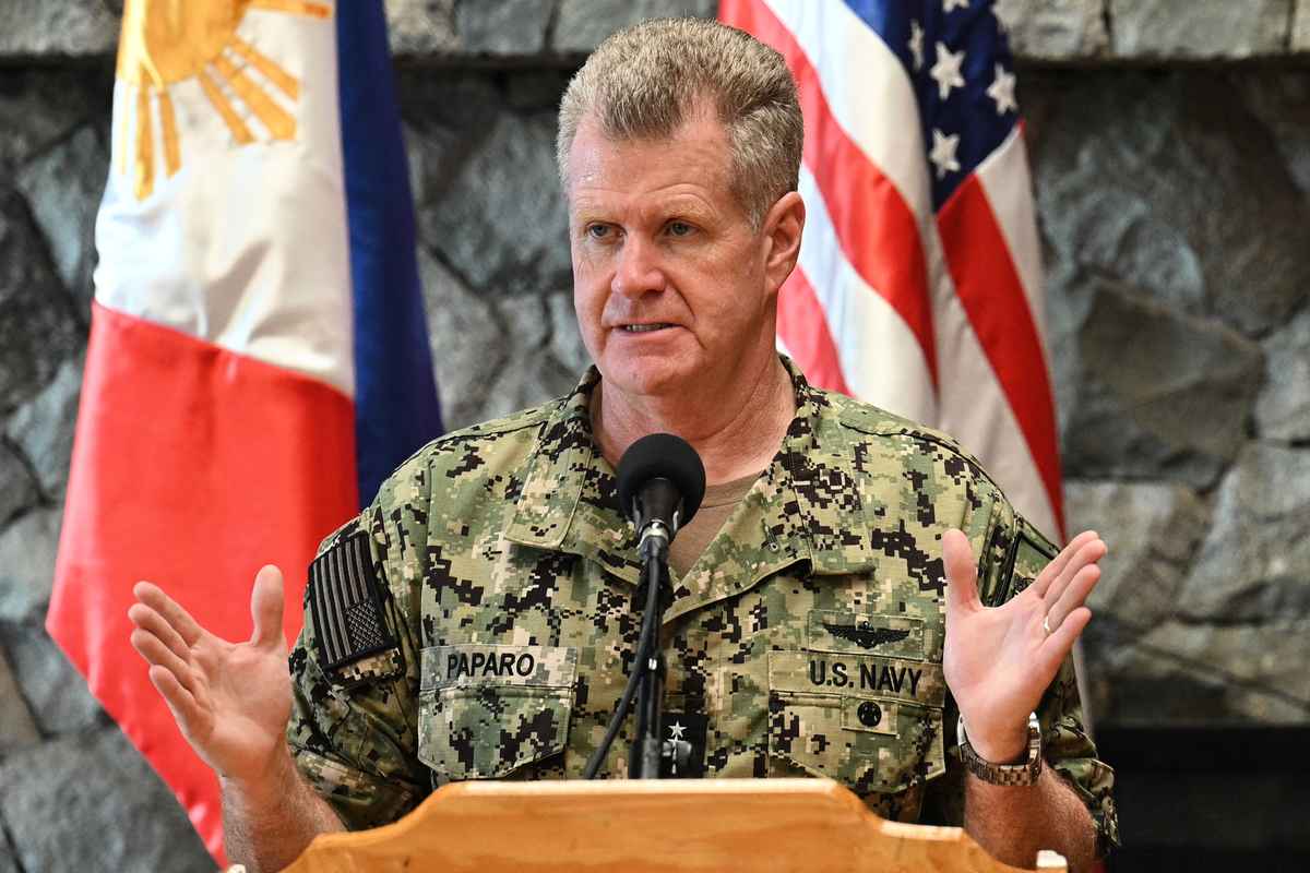 2024年8月29日,美國印太司令部司令、海軍上將帕帕羅(Samuel Paparo)在美菲共同防禦委員會會議後,與菲律賓武裝部隊總參謀長布勞納(Romeo Brawner)共同出席記者會。 (Ted Aljibe/AFP via Getty Images)