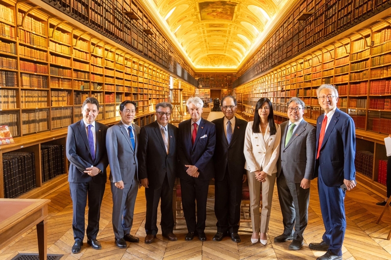 台灣立法院長游錫堃(右4)2022年7月27日受邀參訪法國參議院,圖為法國參議院副議長、友台小組主席李察(左4)在參議院長廊圖書館接待游錫堃等人。法國議員卡迪克(左1)陪同解說參觀參議院與議場,台灣駐法代表吳志中(右1)也在場。(游錫堃Facebook)