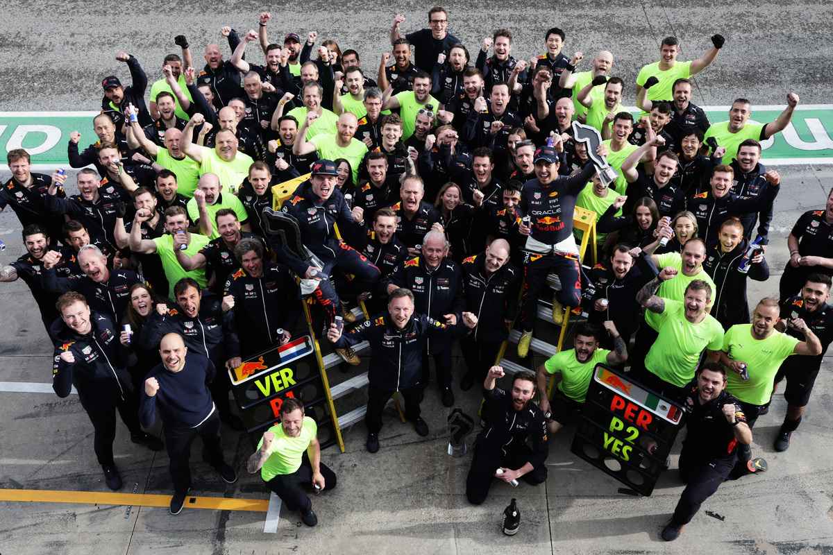 2022年4月24日，F1意大利伊莫拉站，紅牛車隊自2016年馬來西亞站後，再次包攬前兩名。圖為紅牛車隊賽後慶祝勝利。（Mark Thompson/Getty Images）