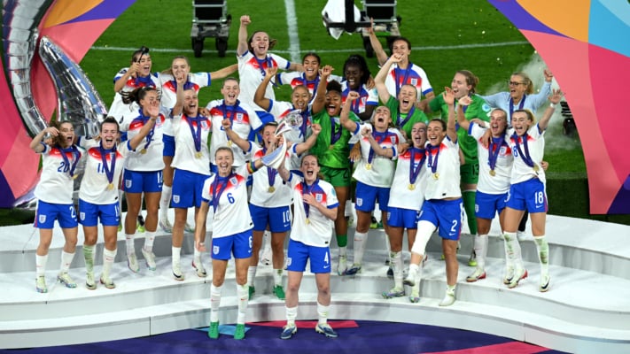 2025年7月27日,女足歐國盃(UEFA Women’s Euro)決賽上,世界排名第五的英格蘭女足通過十二碼大戰,以3:1擊敗世界排名第二的西班牙隊,從而以總比分4:2戰勝對手,成功衛冕「歐國盃」冠軍。(Matthias Hangst/Getty Images)