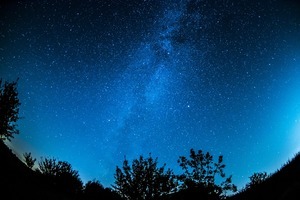 星空美景將不在？科學家憂衛星群污染夜空