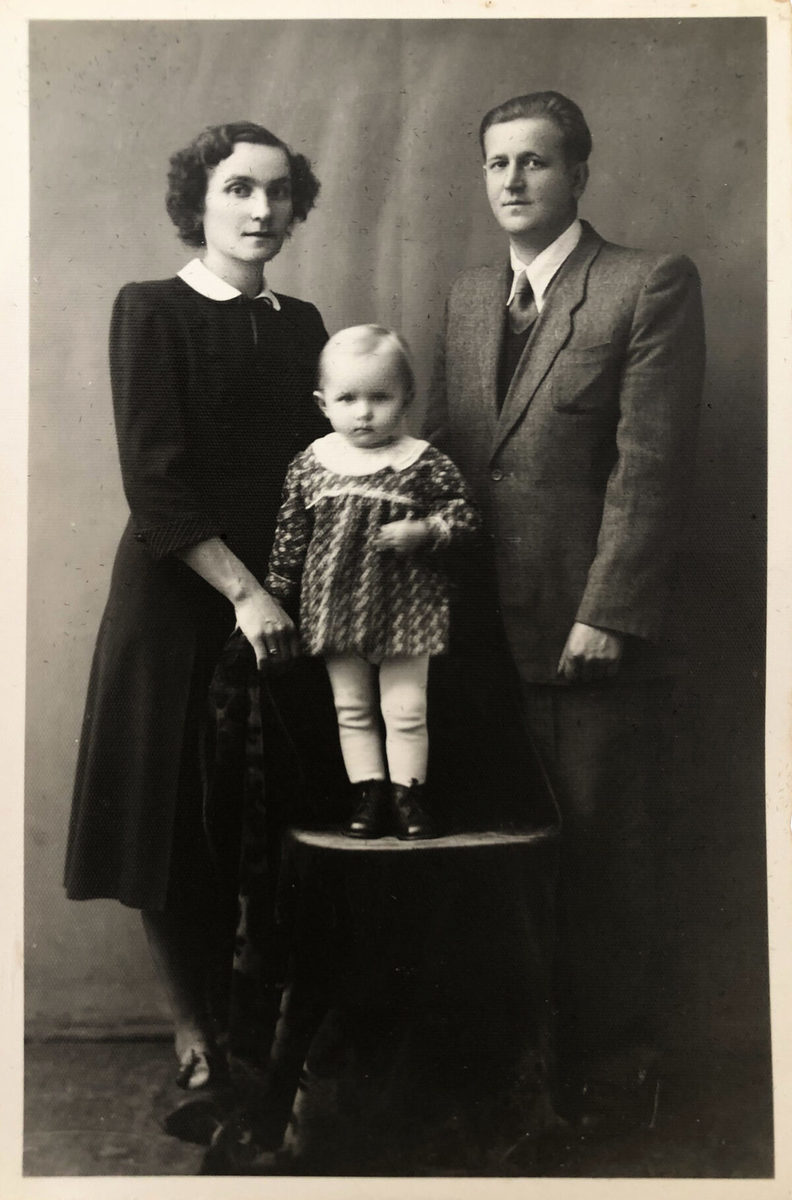 芭芭拉‧謝弗小時候與父母在波蘭。（由芭芭拉‧謝弗提供）