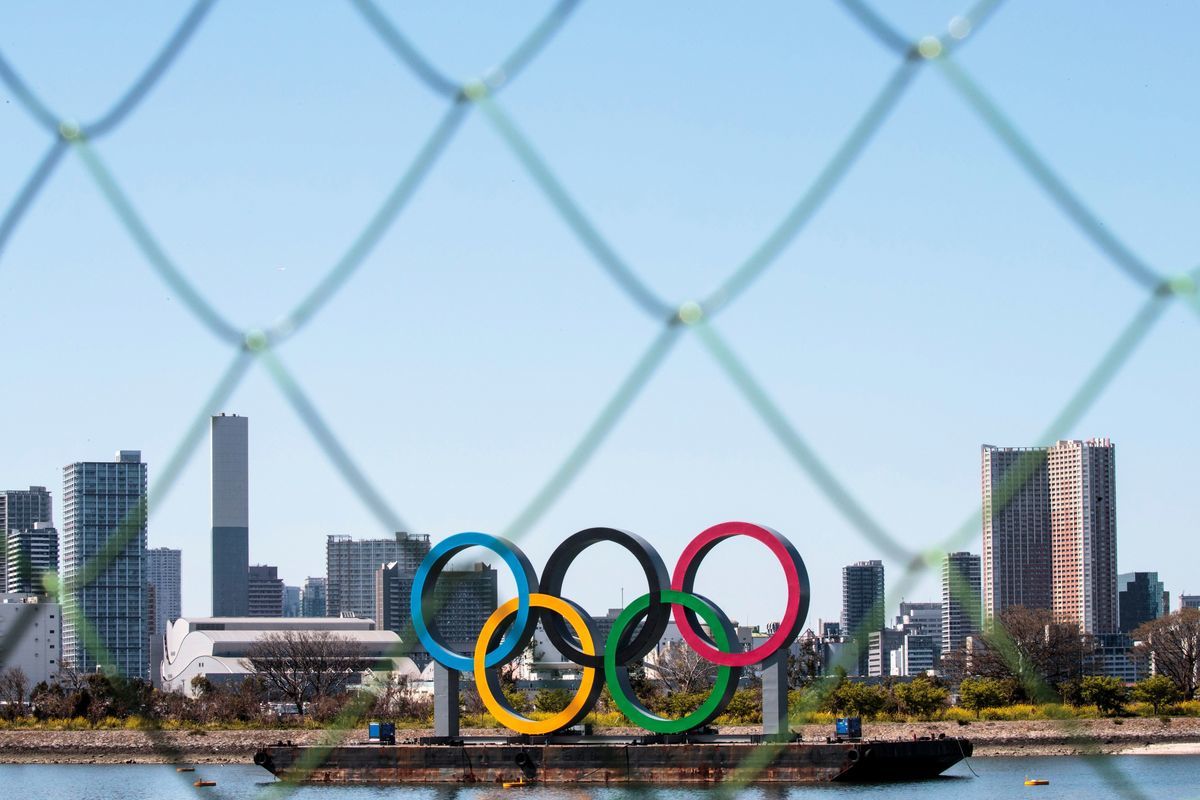 根據2021年5月17日公佈的一項最新民調，有超過80%的日本民眾反對舉辦東京奧運會。圖為2020年3月25日，東京奧運五環。（BEHROUZ MEHRI/AFP via Getty Images）