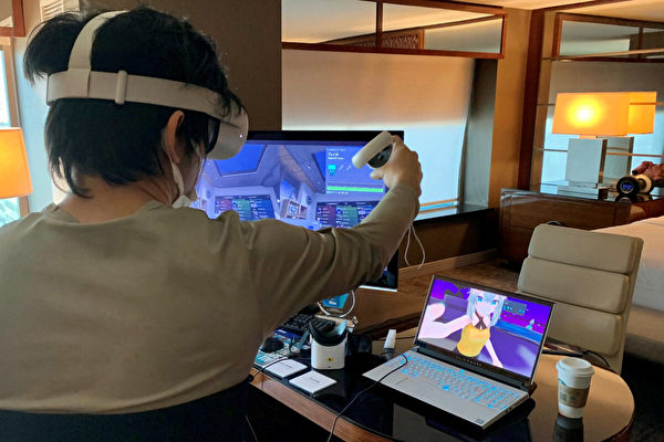 2022年1月5日，在美國內華達州拉斯維加斯舉行的消費電子展（CES）上，Shiftall公司行政總裁Takuma Iwasa展示了用於VR的全身運動追蹤系統Haritora X，賦予「元宇宙」更真實優勢的創新之一。（Julie Jammot/AFP via Getty Images）