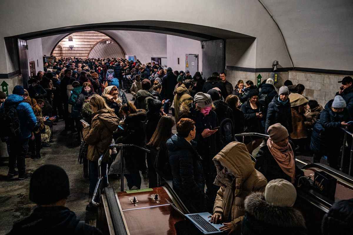 2022年12月16日，俄羅斯發動新一輪導彈襲擊，基輔民眾跑到市中心的地鐵站內避難。（DIMITAR DILKOFF/AFP via Getty Images）