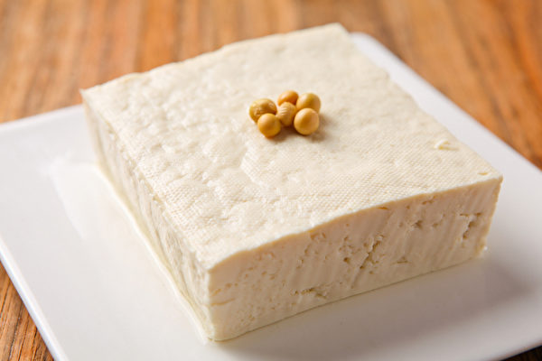 豆腐等黃豆製品含有合成快樂荷爾蒙血清素的營養素。（Shutterstock）