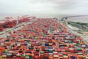 空貨櫃堆滿碼頭 中國到洛杉磯運費暴跌